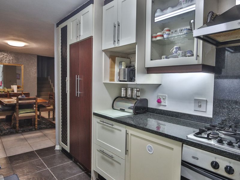 Three Bedroom Townhouse - Photo 6