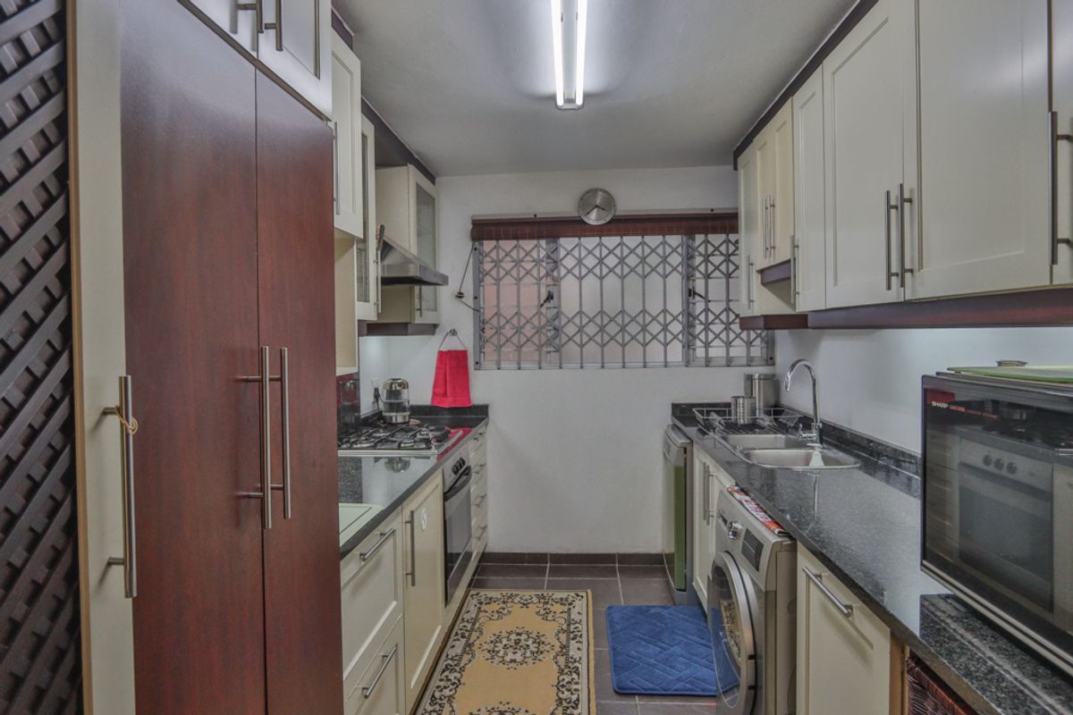 Three Bedroom Townhouse - Photo 5