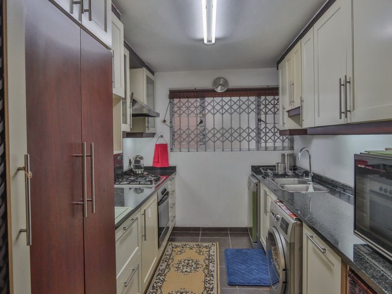 Three Bedroom Townhouse - Photo 5