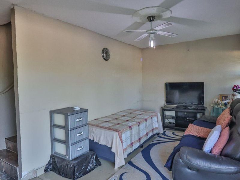 Charming 2 Bedroom Duplex - Photo 3