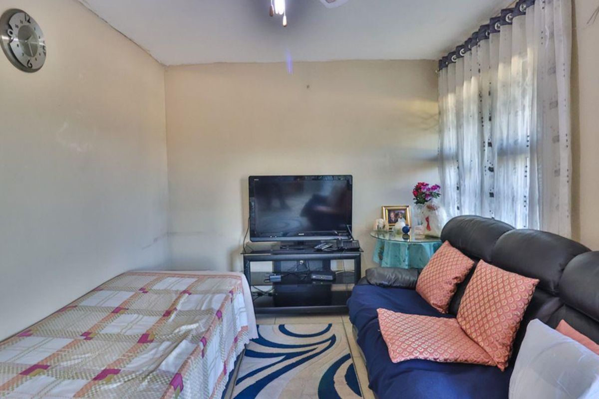 Charming 2 Bedroom Duplex - Photo 2