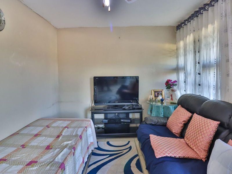 Charming 2 Bedroom Duplex - Photo 2