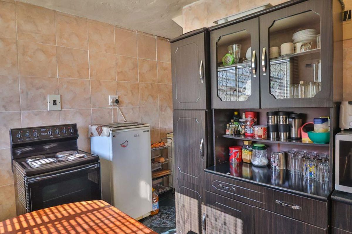 Charming 2 Bedroom Duplex - Photo 5