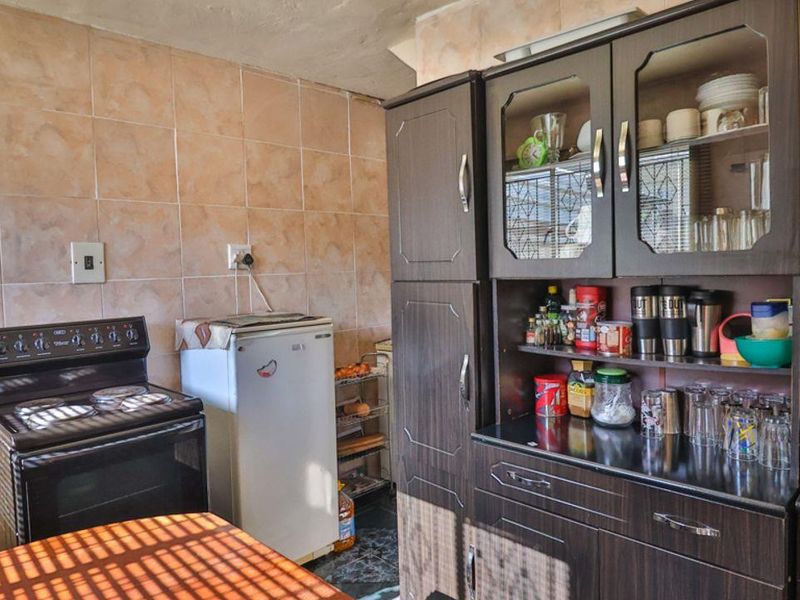 Charming 2 Bedroom Duplex - Photo 5