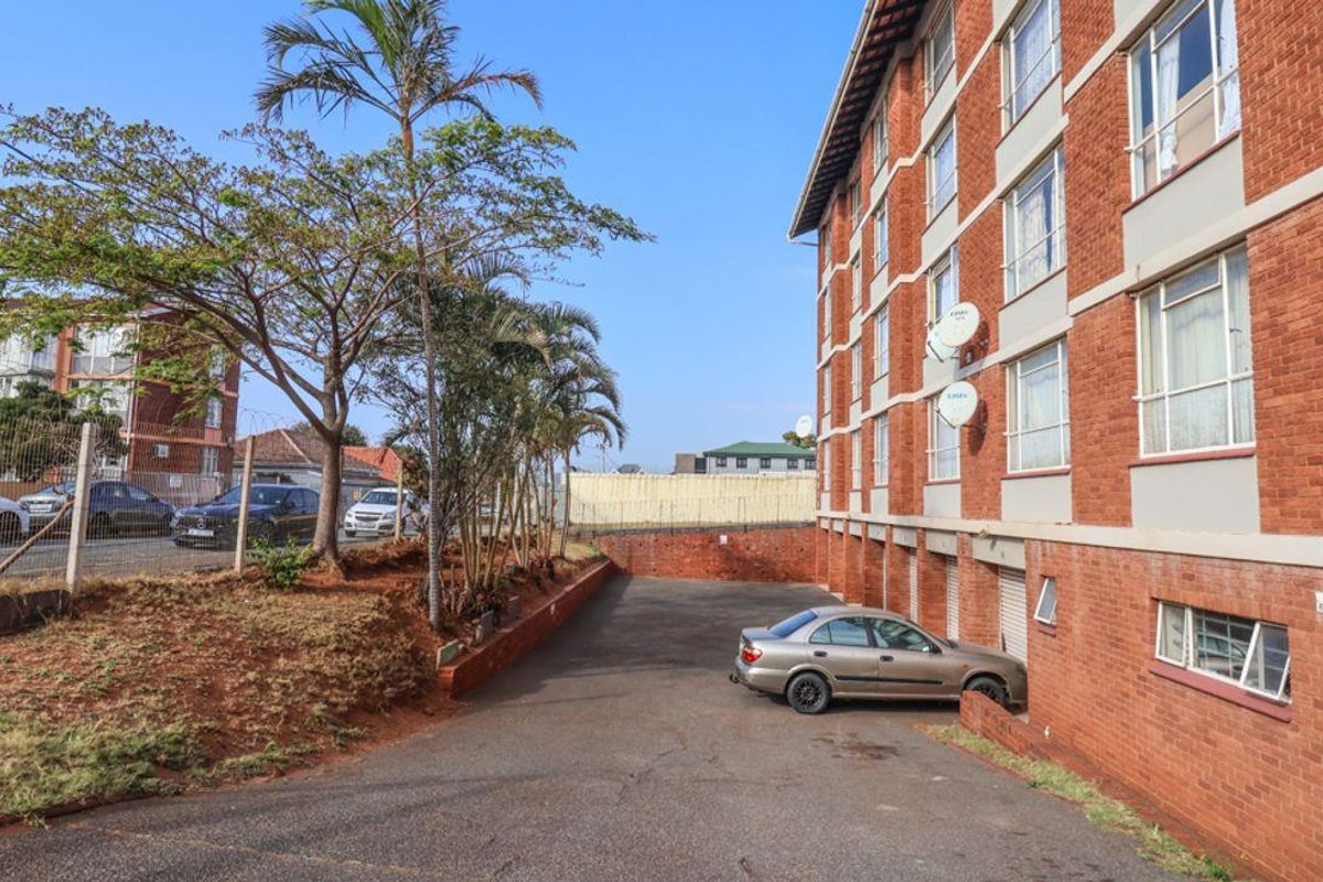 Two Bedroom Apartment close to amenities - Photo 3