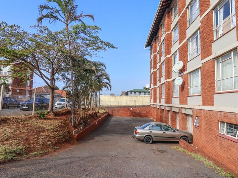 Two Bedroom Apartment close to amenities - Photo 3