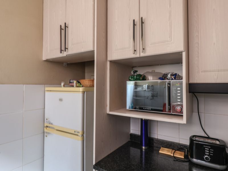 Two Bedroom Apartment close to amenities - Photo 8