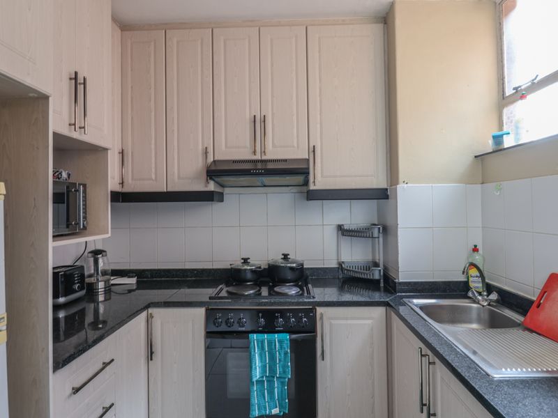 Two Bedroom Apartment close to amenities - Photo 7