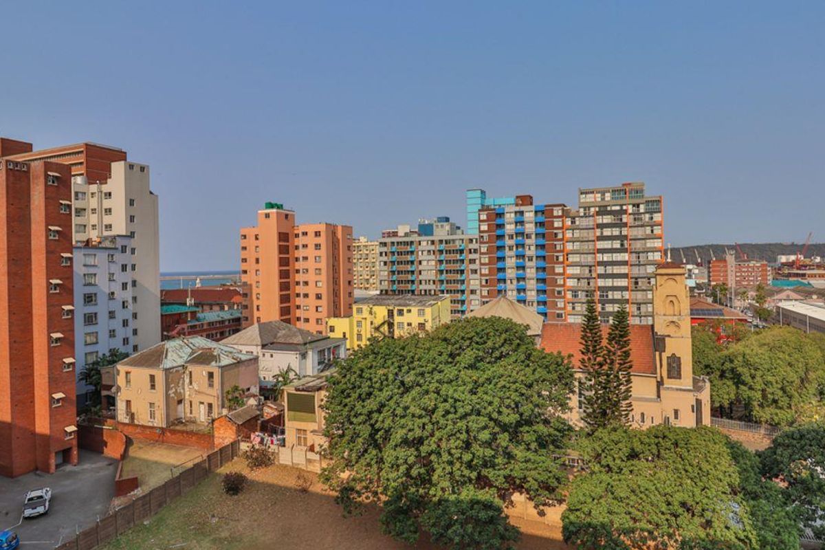 Three Bedroom Apartment - Photo 2