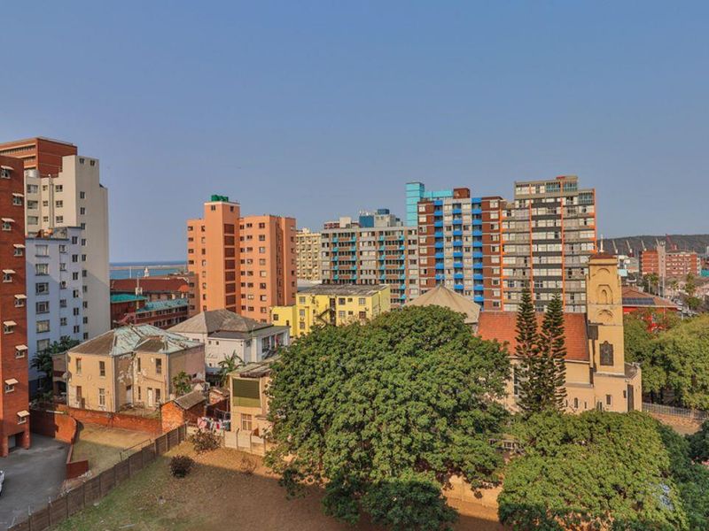 Three Bedroom Apartment - Photo 2