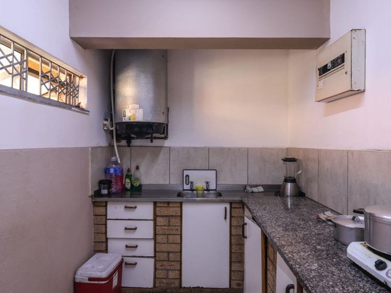 Three Bedroom Apartment - Photo 3