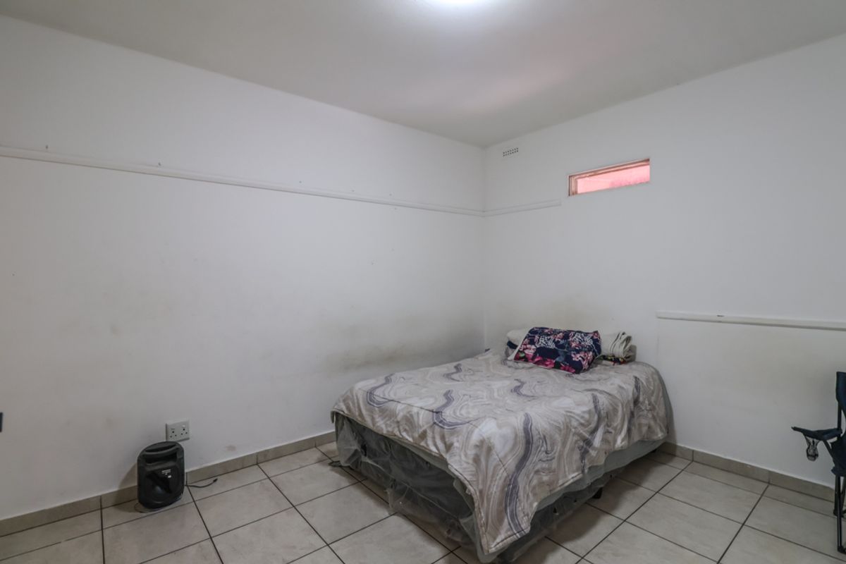 Three Bedroom Apartment - Photo 5