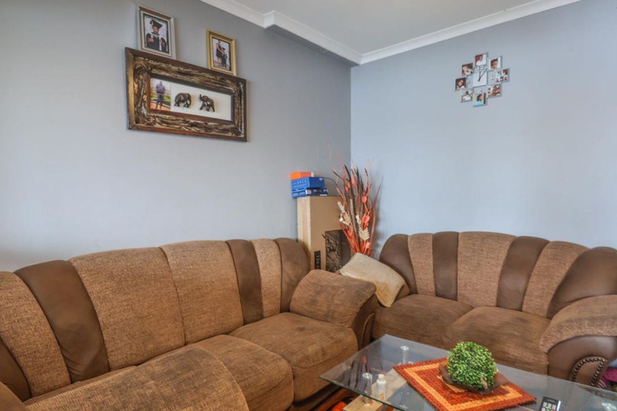 Secure Two Bedroom Apartment close to amenities - Photo 2