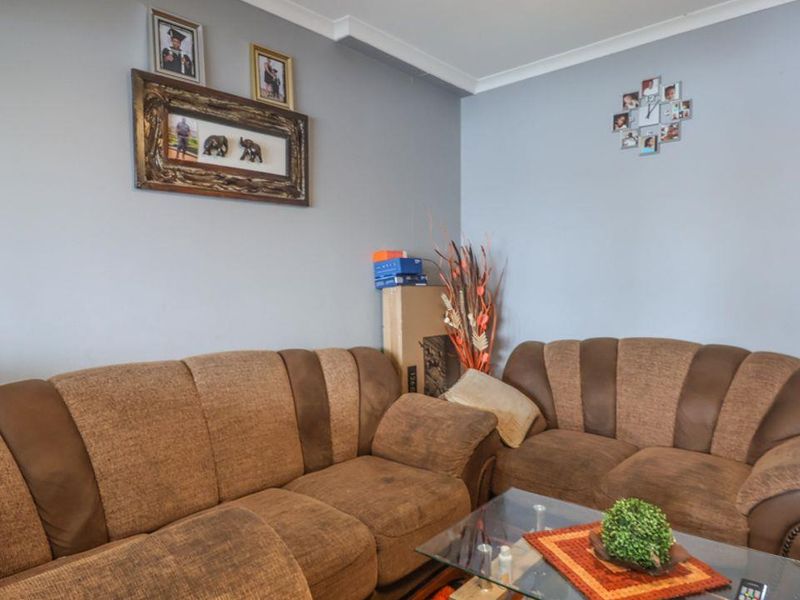 Secure Two Bedroom Apartment close to amenities - Photo 2