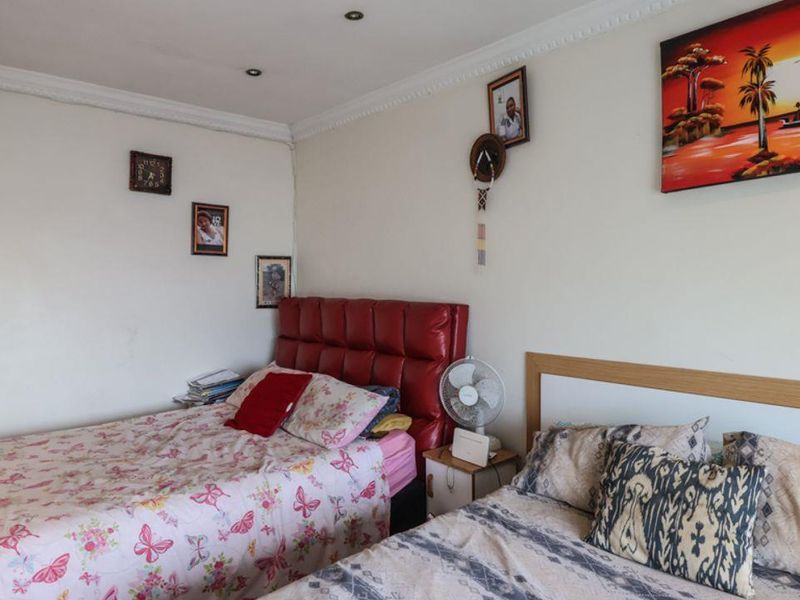 Secure Two Bedroom Apartment close to amenities - Photo 7