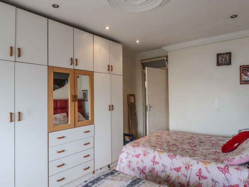 Secure Two Bedroom Apartment close to amenities - Photo 8