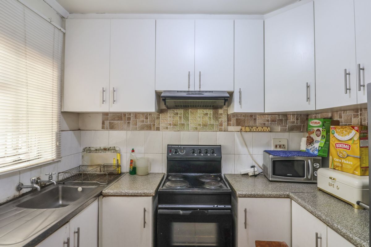 Secure Two Bedroom Apartment close to amenities - Photo 5