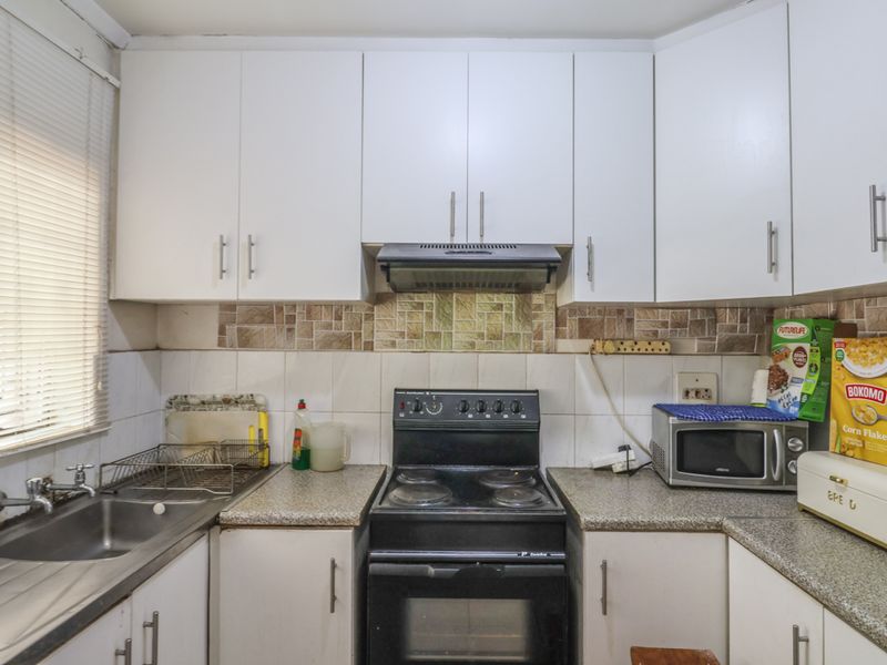 Secure Two Bedroom Apartment close to amenities - Photo 5