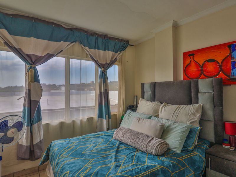 Secure Two Bedroom Apartment close to amenities - Photo 10