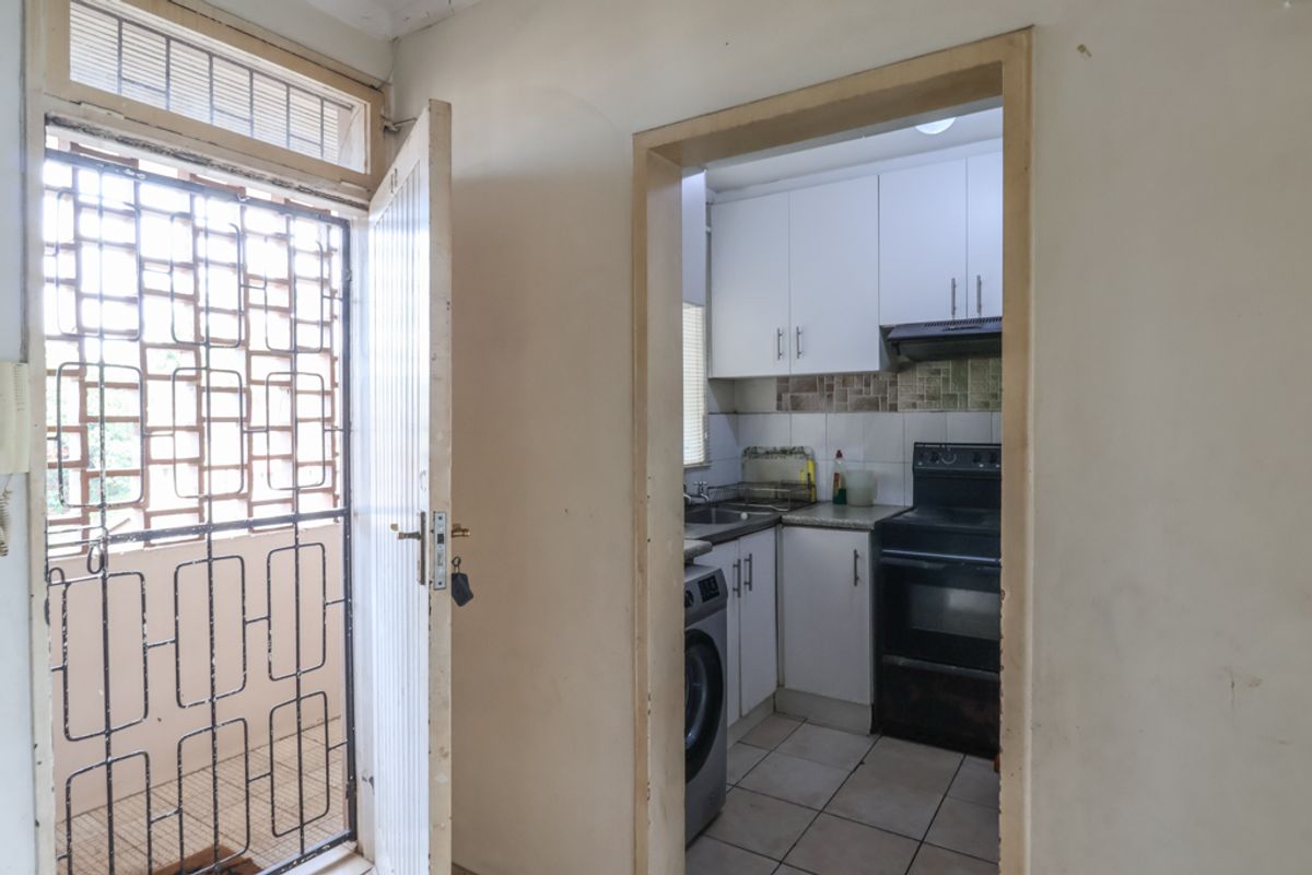 Secure Two Bedroom Apartment close to amenities - Photo 4