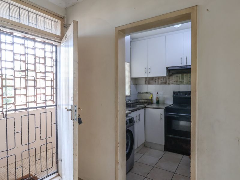Secure Two Bedroom Apartment close to amenities - Photo 4