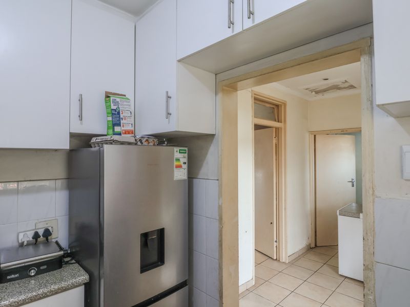 Secure Two Bedroom Apartment close to amenities - Photo 6