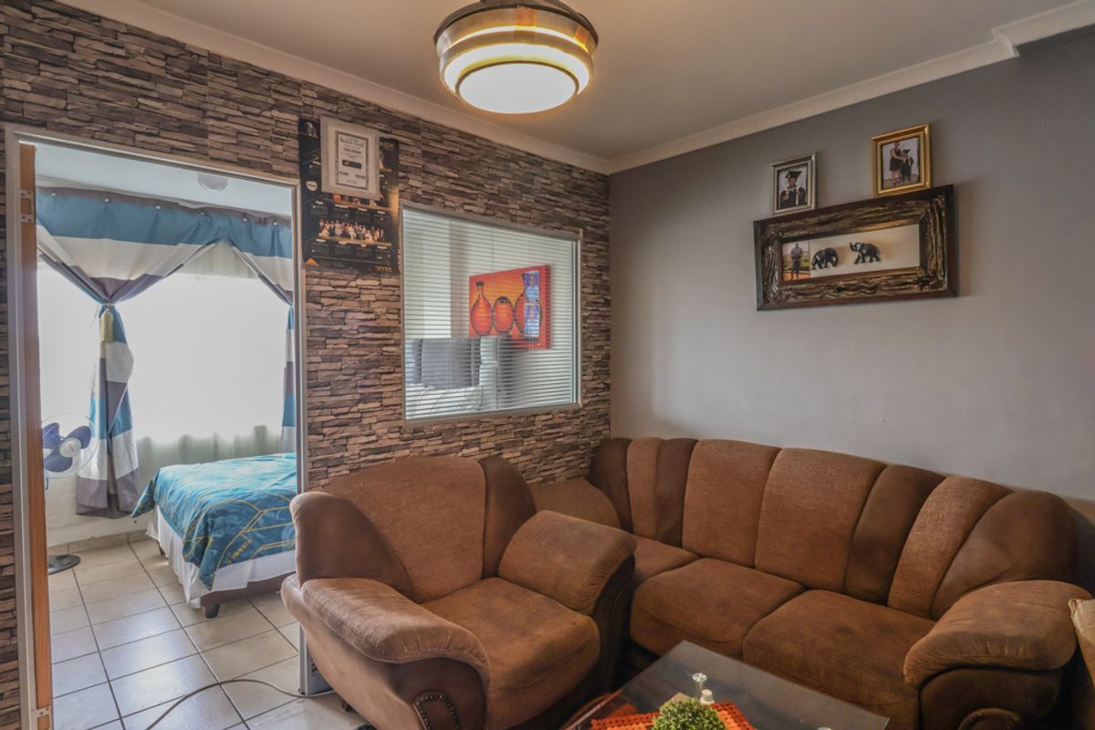 Secure Two Bedroom Apartment close to amenities - Photo 3