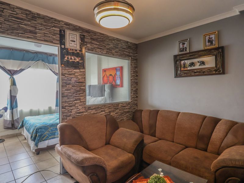 Secure Two Bedroom Apartment close to amenities - Photo 3