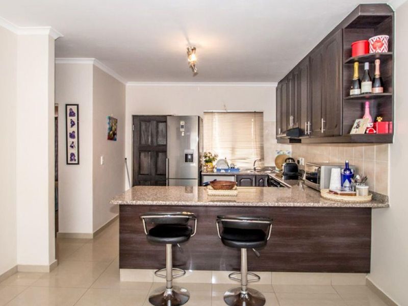 Modern Apartment! Ground floor unit in upmarket complex close to the beach - Photo 6