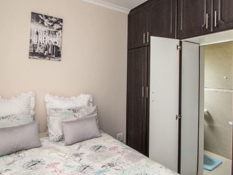 Modern Apartment! Ground floor unit in upmarket complex close to the beach - Photo 9