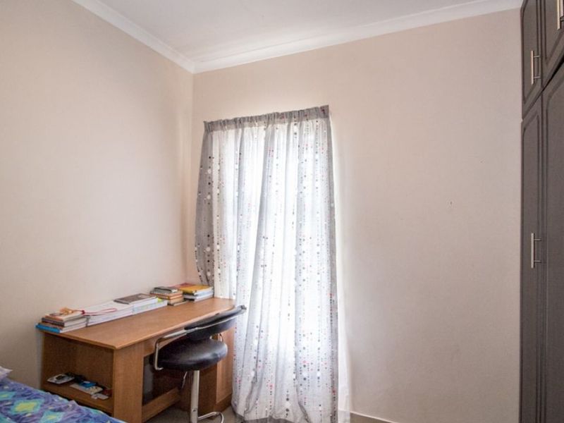 Modern Apartment! Ground floor unit in upmarket complex close to the beach - Photo 8