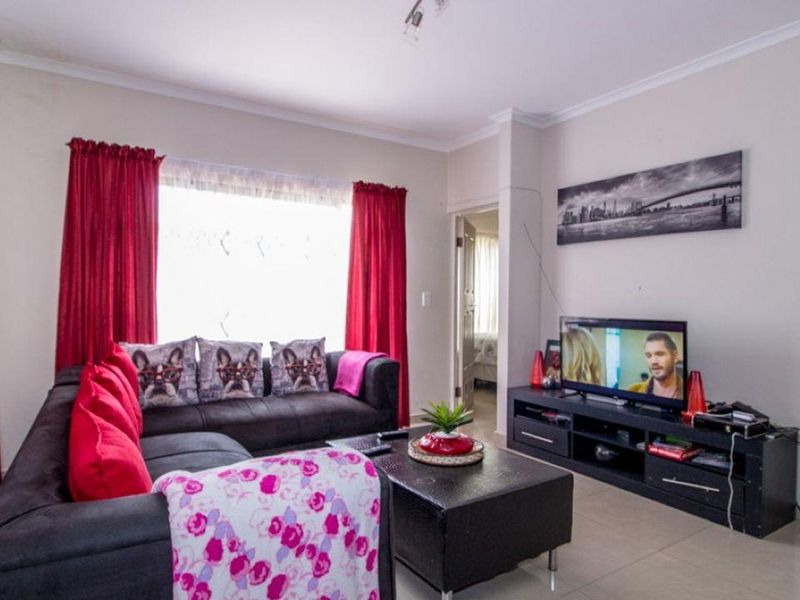 Modern Apartment! Ground floor unit in upmarket complex close to the beach - Photo 2