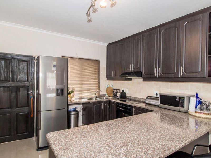 Modern Apartment! Ground floor unit in upmarket complex close to the beach - Photo 5