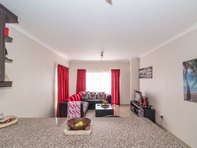 Modern Apartment! Ground floor unit in upmarket complex close to the beach - Photo 3