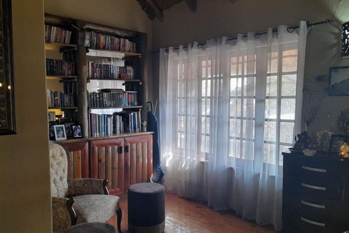 Beautiful Thatch House for sale in Ridgeway - Photo 3