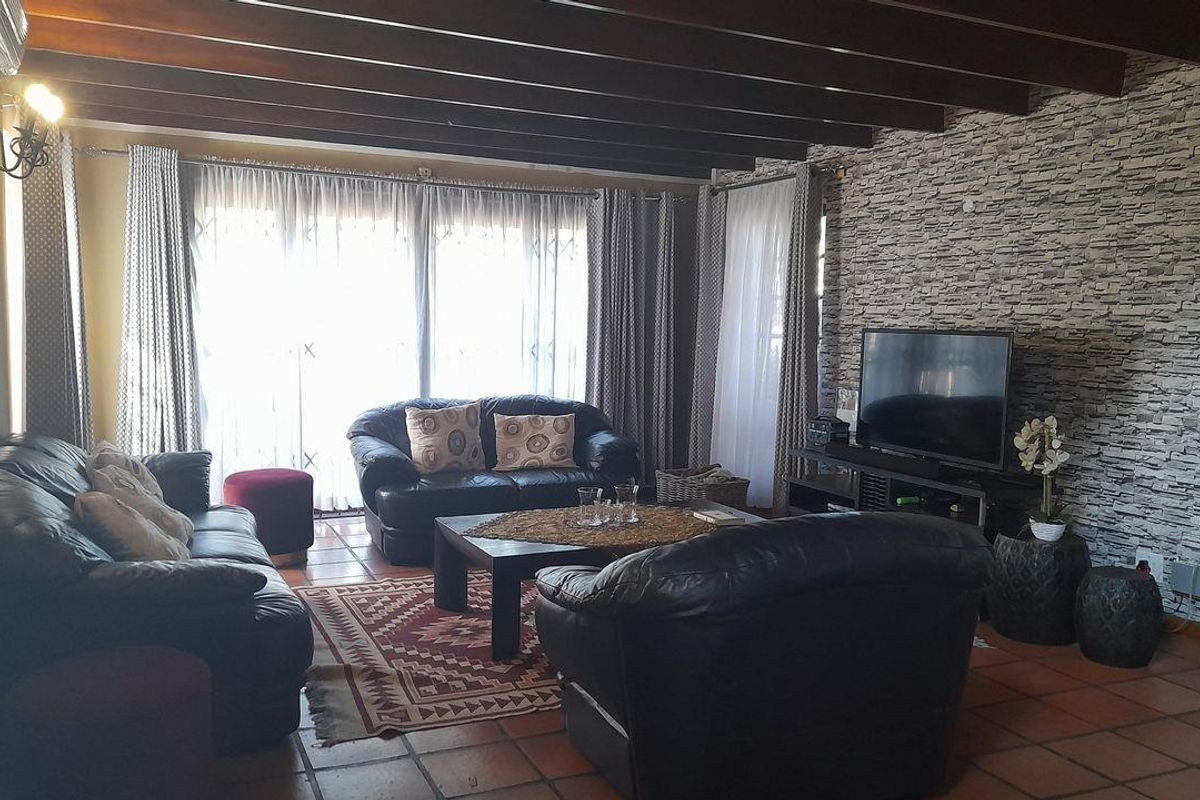 Beautiful Thatch House for sale in Ridgeway - Photo 5