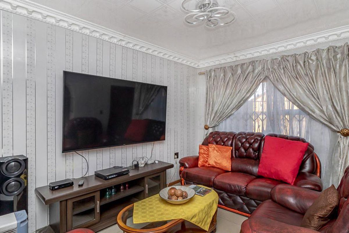 Versatile 4-Bedroom Double-Storey Home in Dobsonville - Photo 4