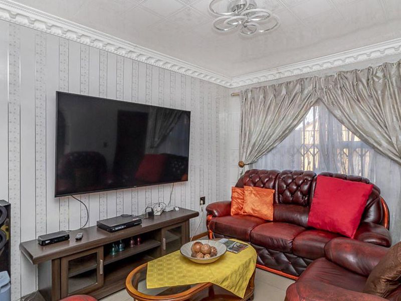 Versatile 4-Bedroom Double-Storey Home in Dobsonville - Photo 4