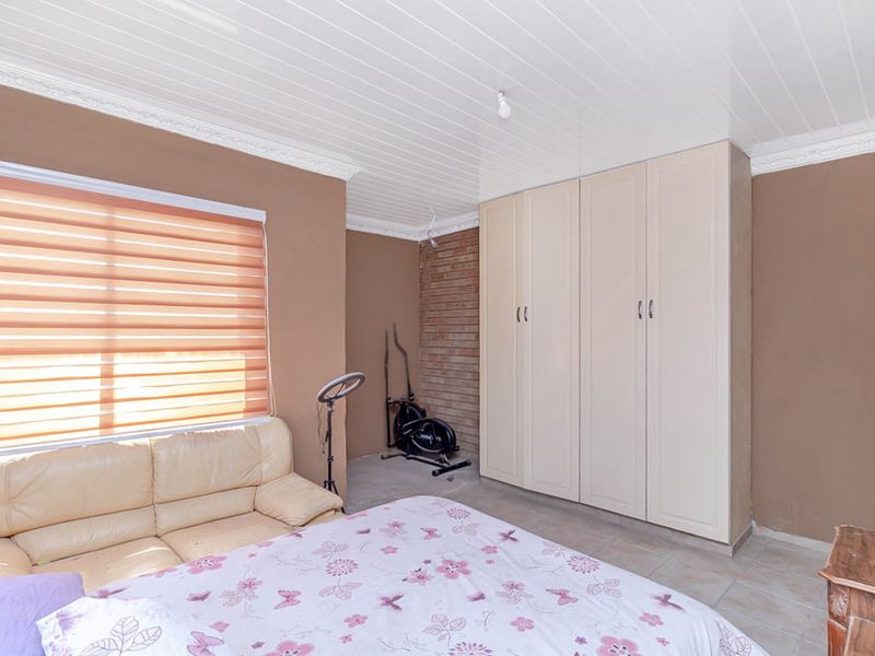 Versatile 4-Bedroom Double-Storey Home in Dobsonville - Photo 10