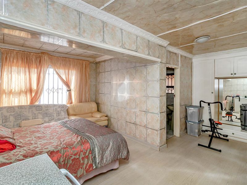 Versatile 4-Bedroom Double-Storey Home in Dobsonville - Photo 8