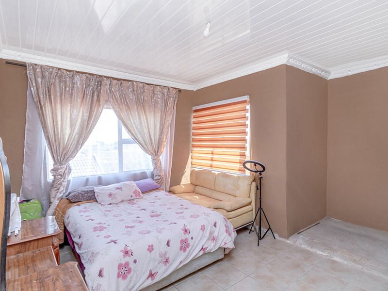 Versatile 4-Bedroom Double-Storey Home in Dobsonville - Photo 9