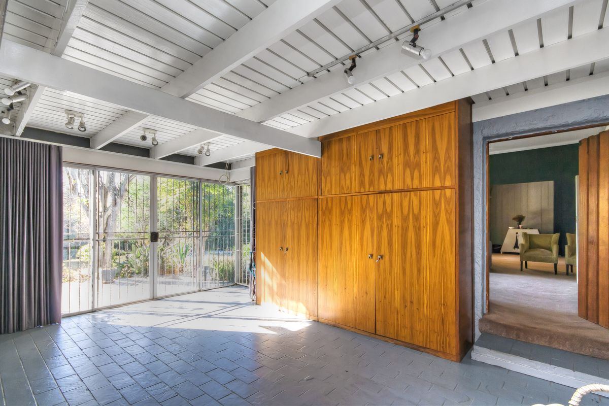 Charming 4-Bedroom Family Home with Spacious Grounds and Exceptional Privacy - Photo 5