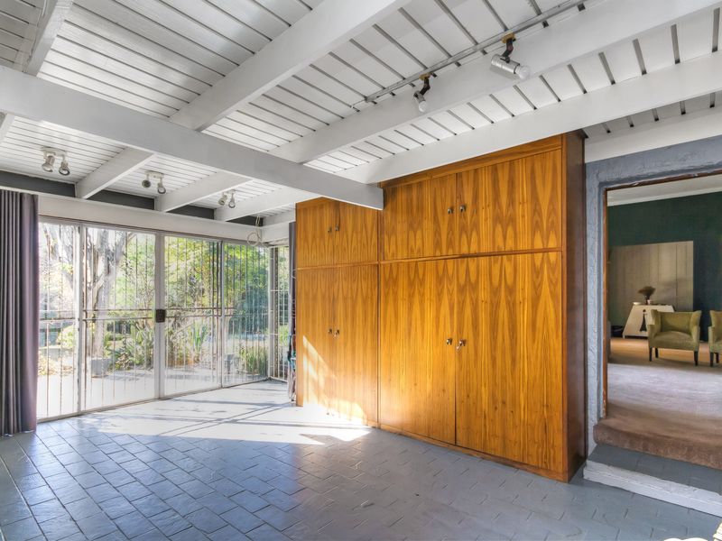 Charming 4-Bedroom Family Home with Spacious Grounds and Exceptional Privacy - Photo 5