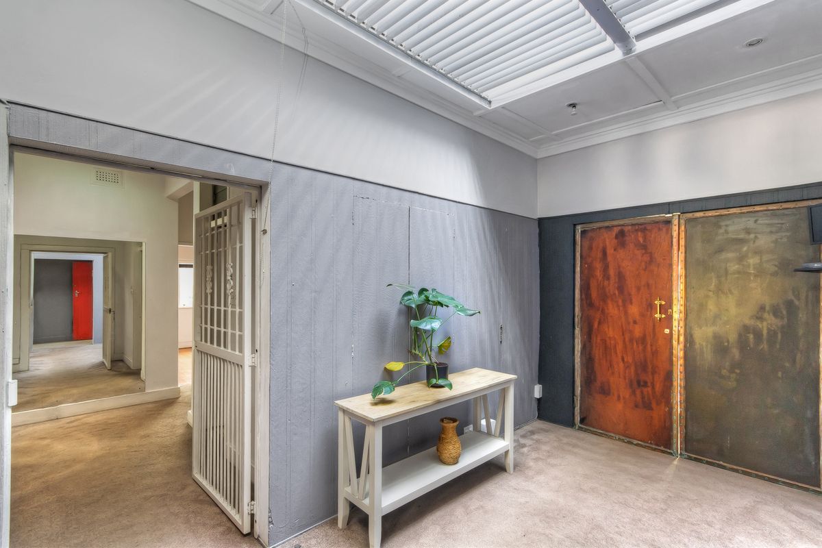 Charming 4-Bedroom Family Home with Spacious Grounds and Exceptional Privacy - Photo 4