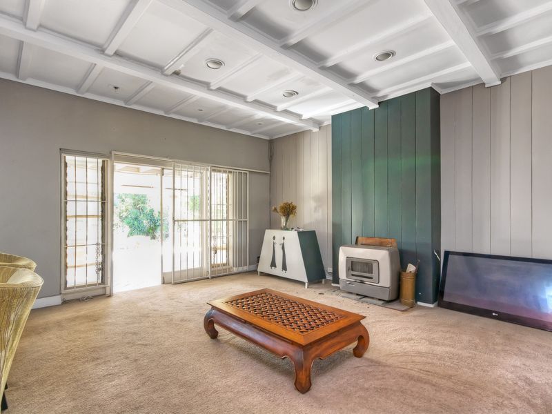 Charming 4-Bedroom Family Home with Spacious Grounds and Exceptional Privacy - Photo 9