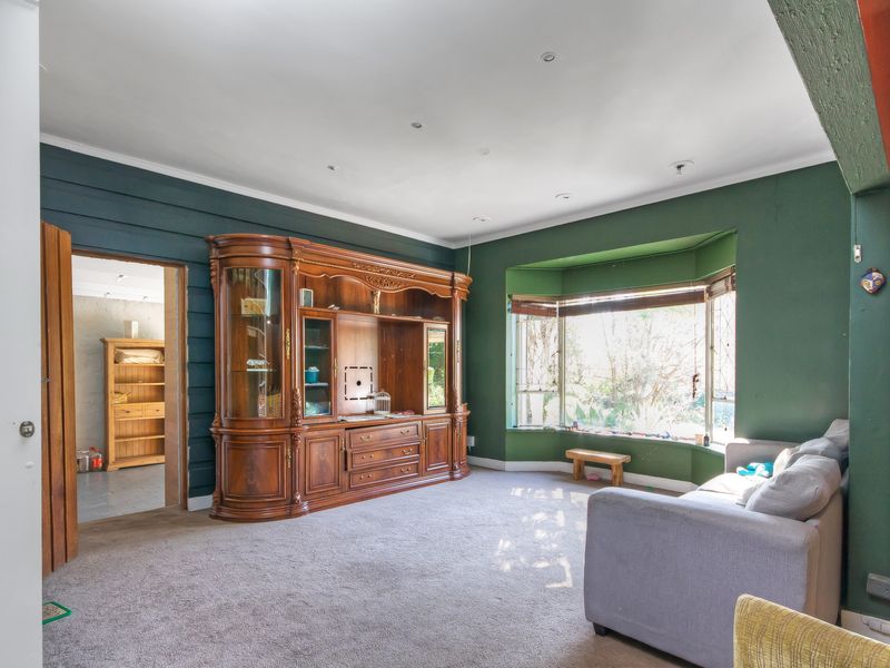 Charming 4-Bedroom Family Home with Spacious Grounds and Exceptional Privacy - Photo 7