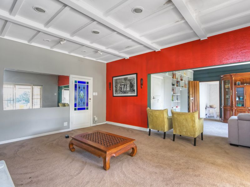 Charming 4-Bedroom Family Home with Spacious Grounds and Exceptional Privacy - Photo 8