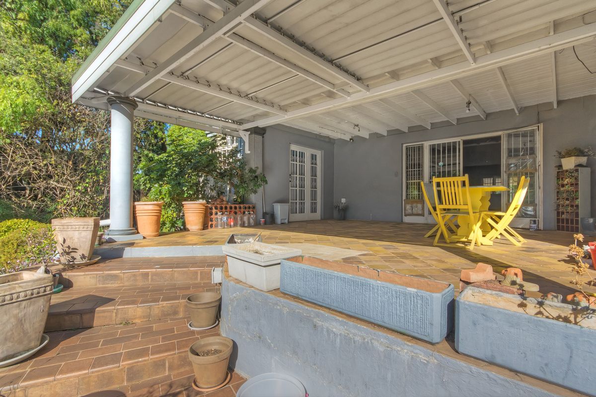 Charming 4-Bedroom Family Home with Spacious Grounds and Exceptional Privacy - Photo 3