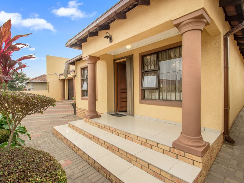 Neat & Spacious 2-Bedroom Haven in Cosmo City - Photo 3