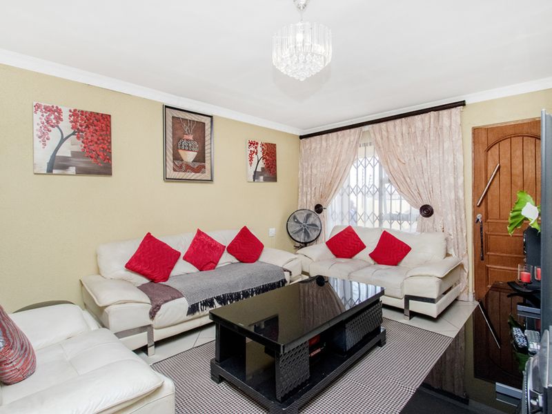 Neat & Spacious 2-Bedroom Haven in Cosmo City - Photo 4